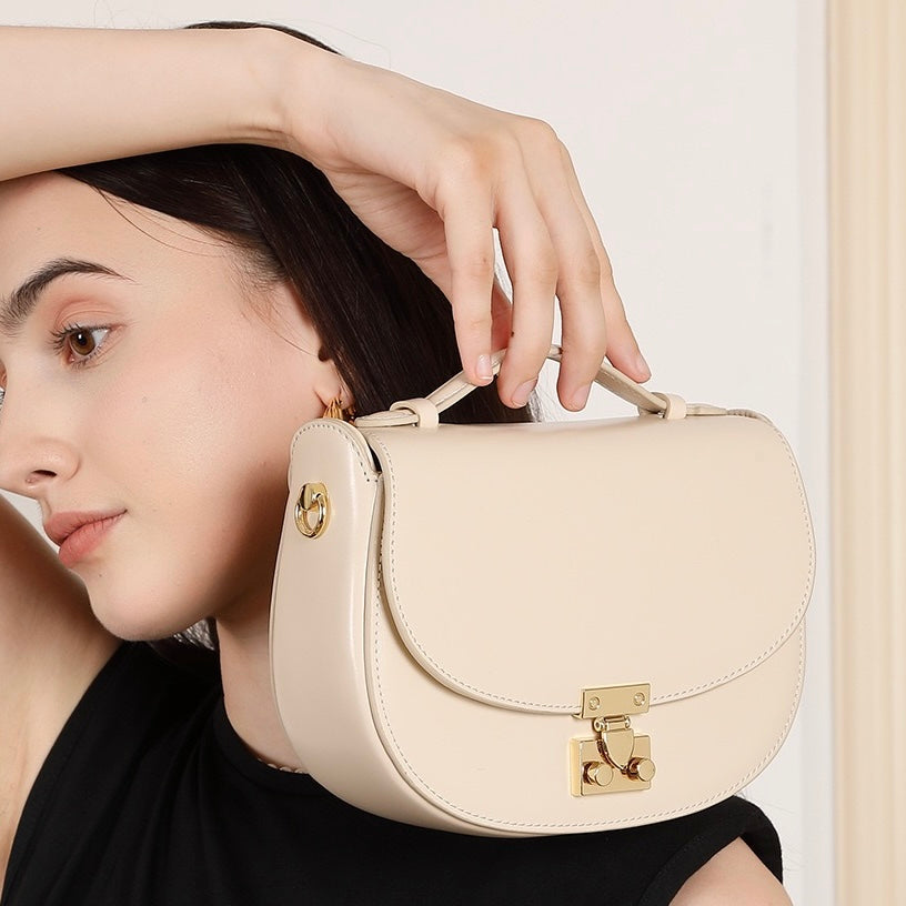 Sophisticated Leather Saddle Bag – Elegant Everyday Companion