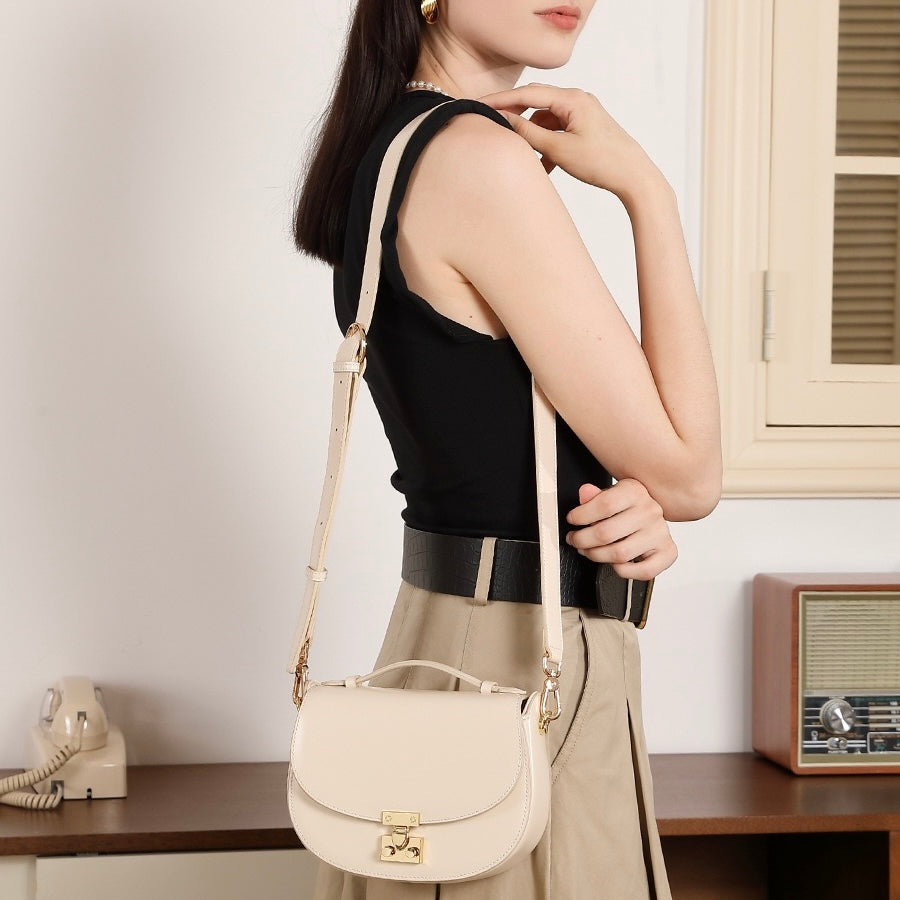 Sophisticated Leather Saddle Bag – Elegant Everyday Companion
