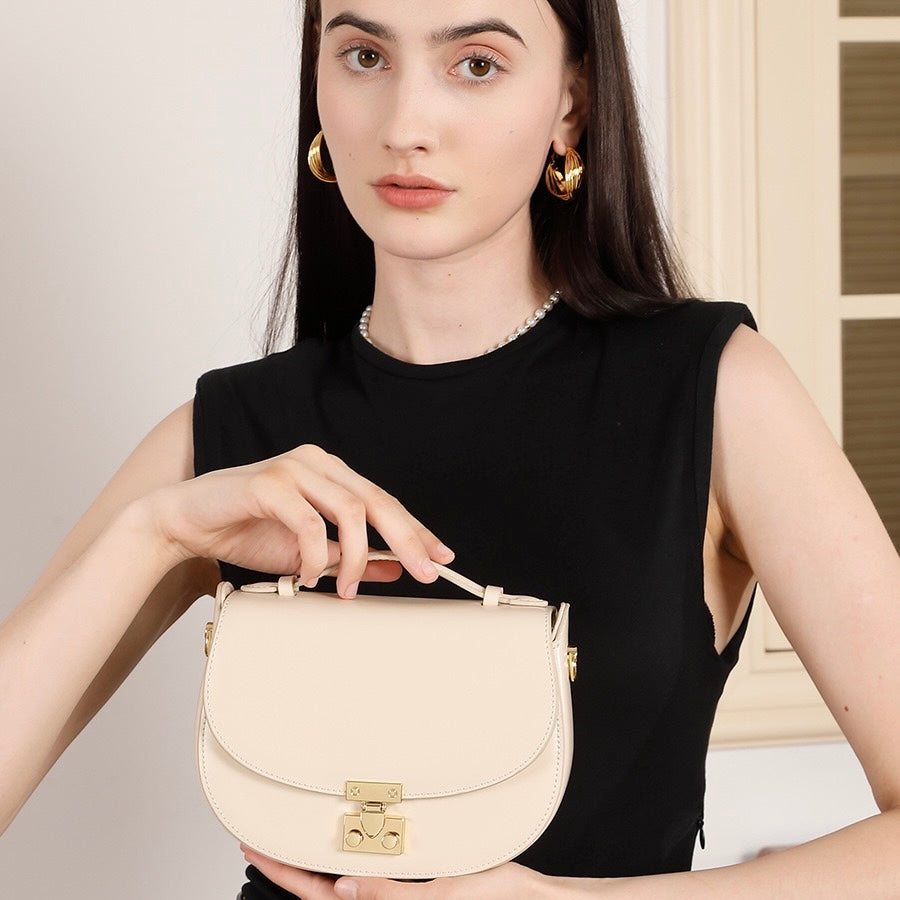 Sophisticated Leather Saddle Bag – Elegant Everyday Companion