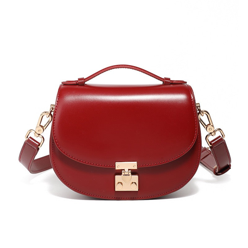 Sophisticated Leather Saddle Bag – Elegant Everyday Companion