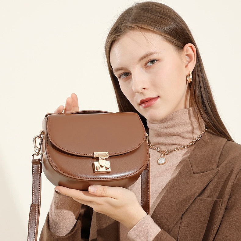 Sophisticated Leather Saddle Bag – Elegant Everyday Companion
