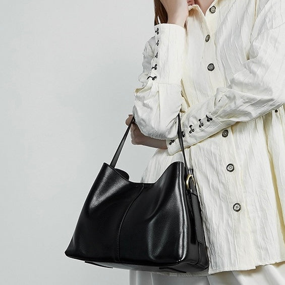 Elegant Vegetable-Tanned Leather Tote Bag with Dual Carrying Options