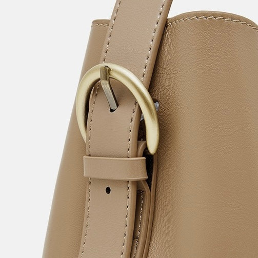 Elegant Vegetable-Tanned Leather Tote Bag with Dual Carrying Options