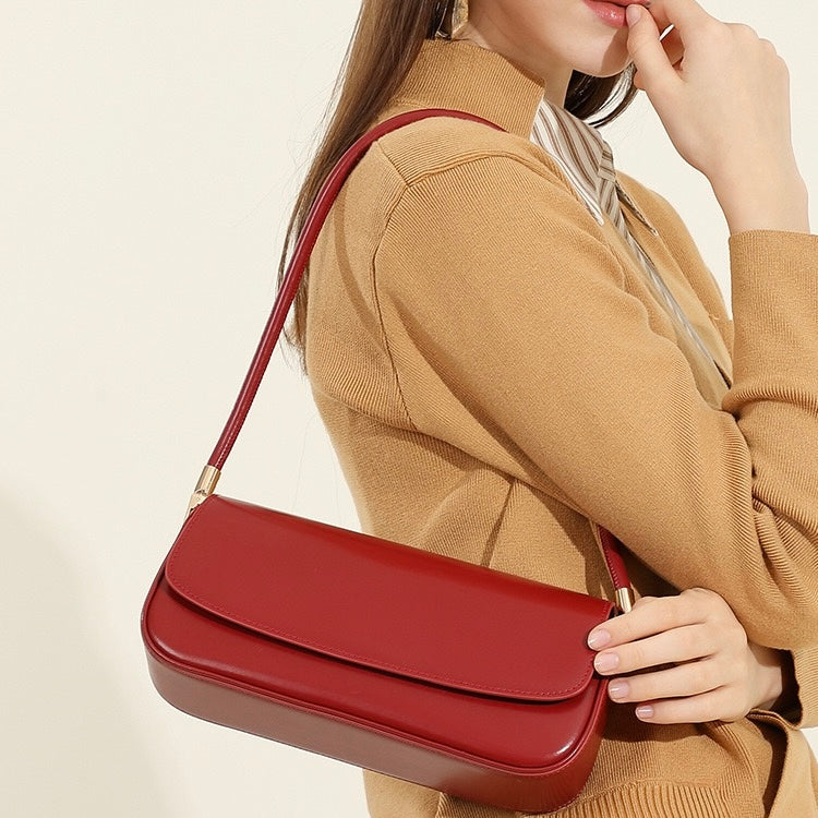 Elevate Your Everyday: Women’s Luxury Leather Minimalist Saddle Tote 2025