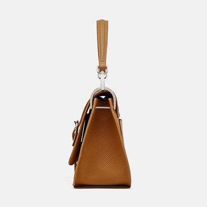 Exquisite Minimalist Leather Saddle Bag for Elegant Commuting