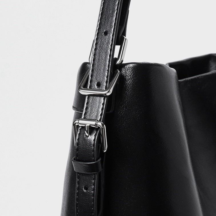 Sleek Leather Chain-Strap Bucket Bag for Urban Elegance