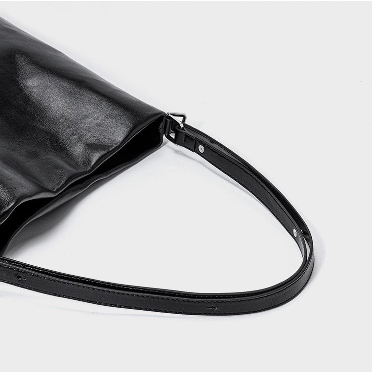 Sleek Leather Chain-Strap Bucket Bag for Urban Elegance