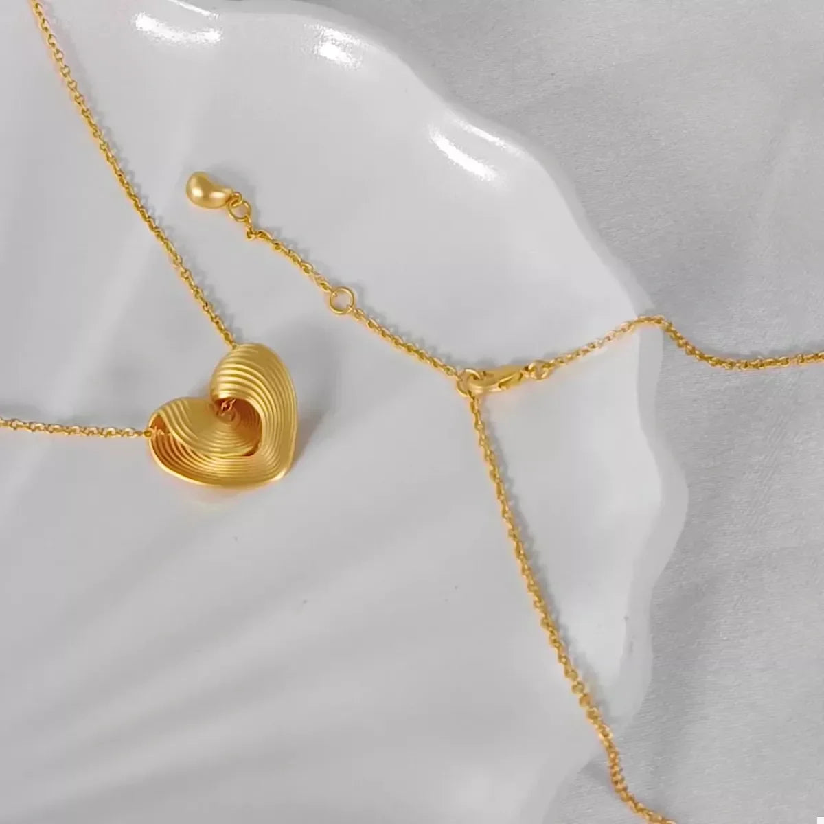 Heart Pendant Necklace - 18K Gold-Plated Adjustable Velanci