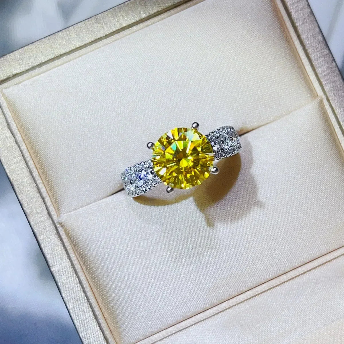3 Carat Moissanite Ring Giovanna - Everyday Sparkle Women's Ring Velanci