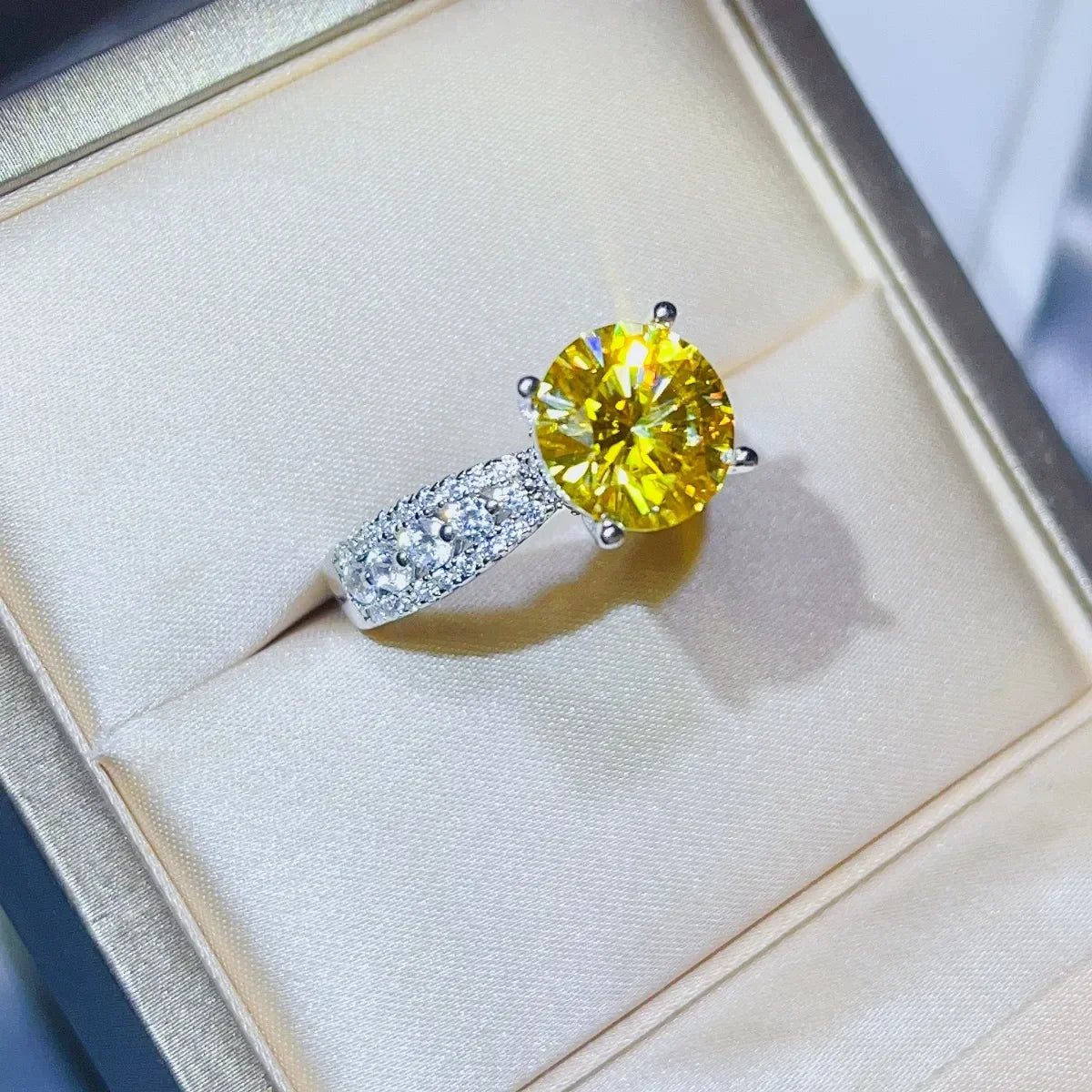 3 Carat Moissanite Ring Giovanna - Everyday Sparkle Women's Ring Velanci