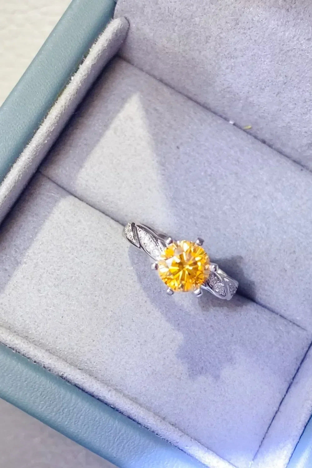 Elegant 2 Carat Moissanite Ring Giulia - Classic Glow Women's Ring Velanci
