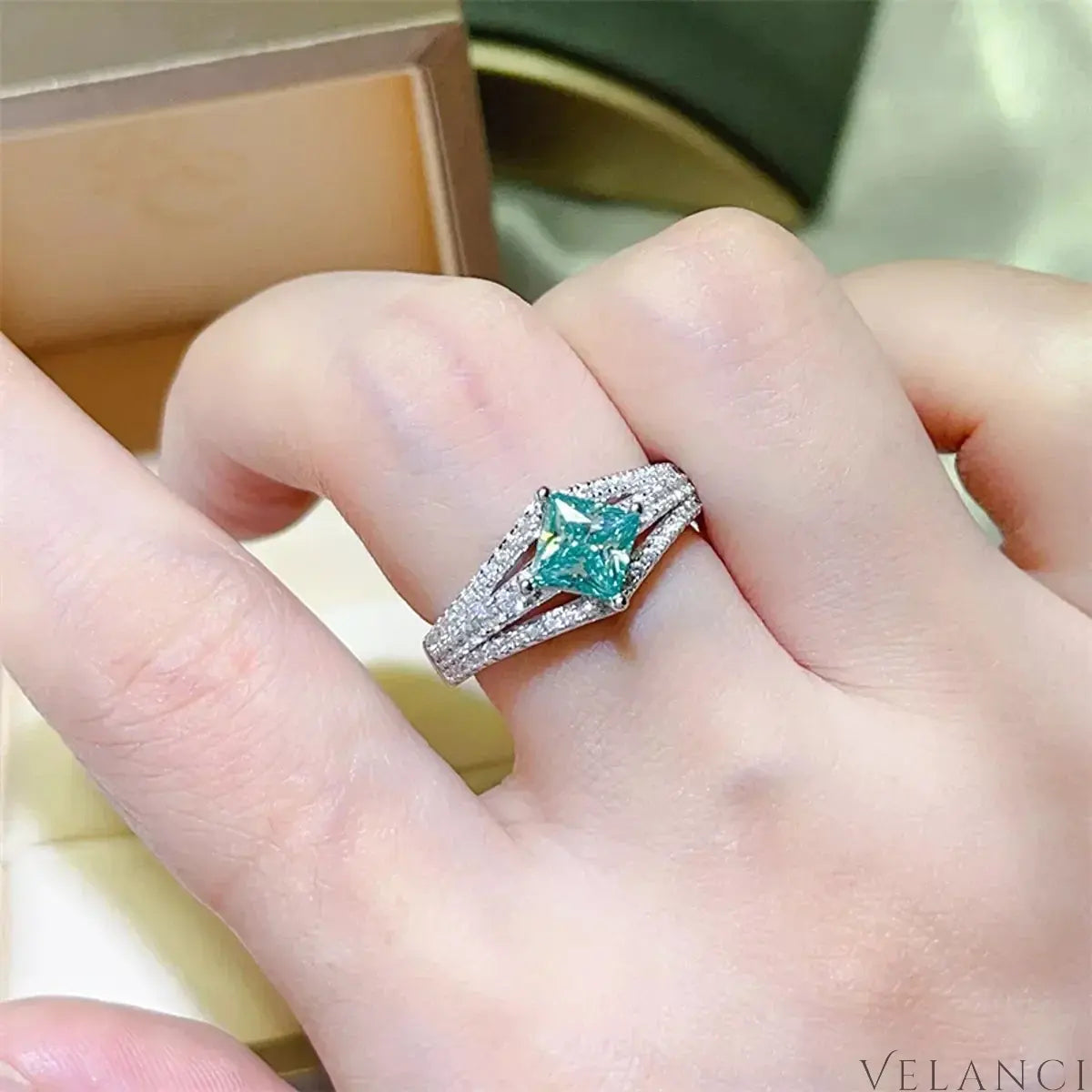Ring Isabella - Everyday Brilliance, 1 Carat Moissanite Women's Ring Velanci