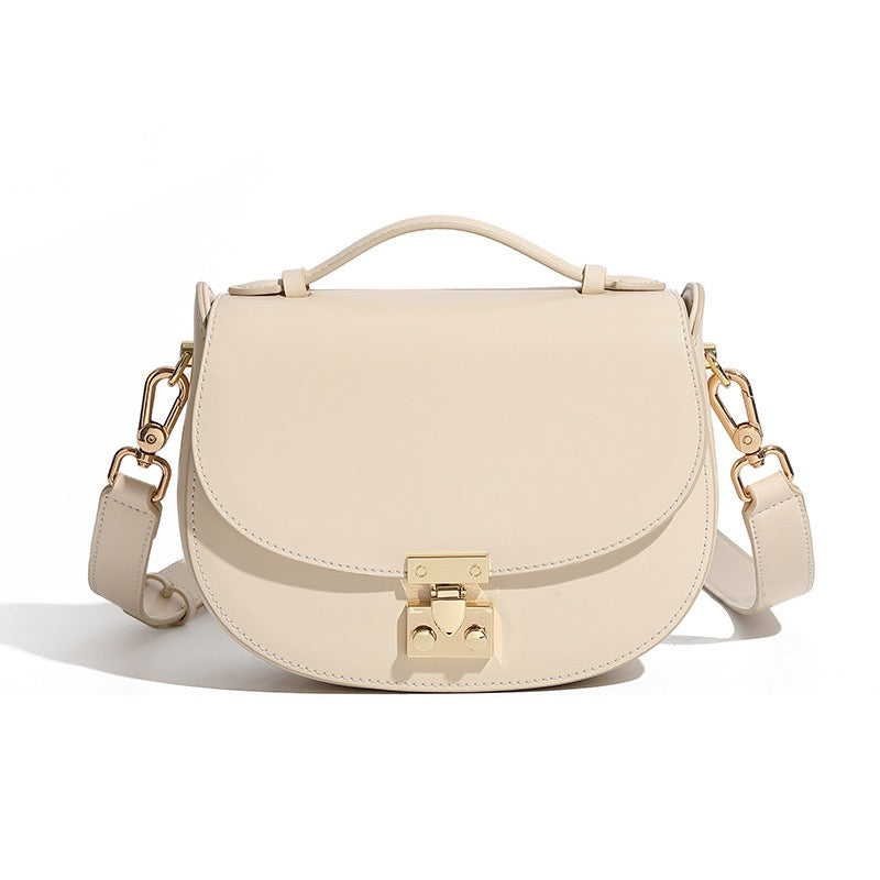 Sophisticated Leather Saddle Bag – Elegant Everyday Companion