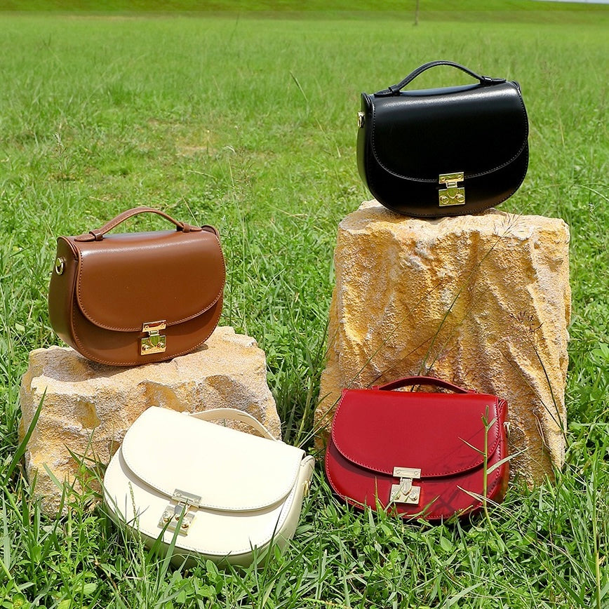 Sophisticated Leather Saddle Bag – Elegant Everyday Companion
