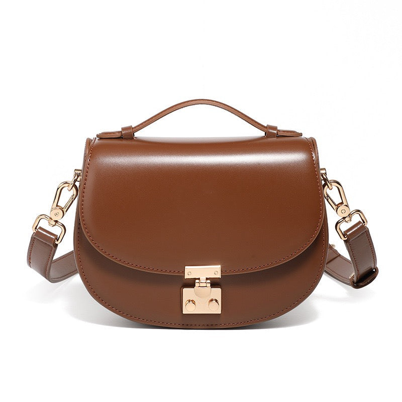 Sophisticated Leather Saddle Bag – Elegant Everyday Companion
