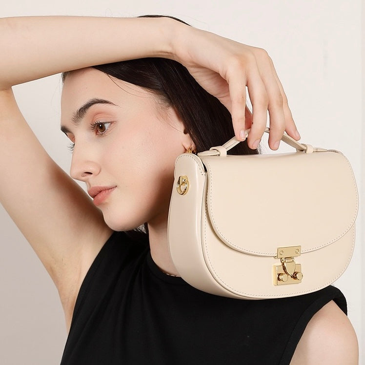Sophisticated Leather Saddle Bag – Elegant Everyday Companion
