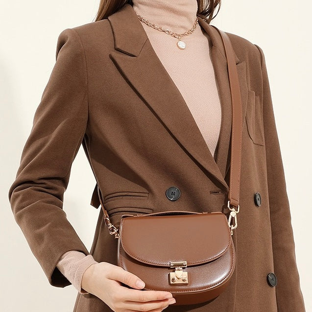 Sophisticated Leather Saddle Bag – Elegant Everyday Companion
