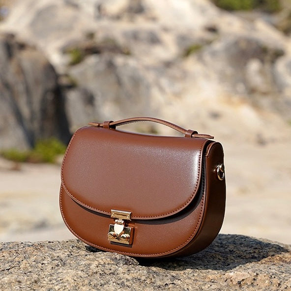 Sophisticated Leather Saddle Bag – Elegant Everyday Companion