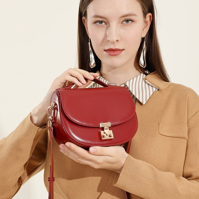 Sophisticated Leather Saddle Bag – Elegant Everyday Companion