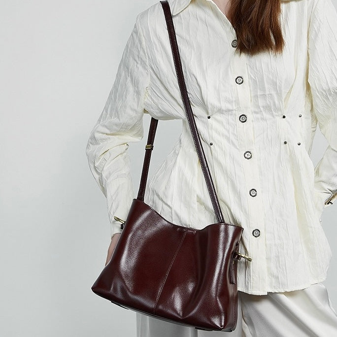 Elegant Vegetable-Tanned Leather Tote Bag with Dual Carrying Options