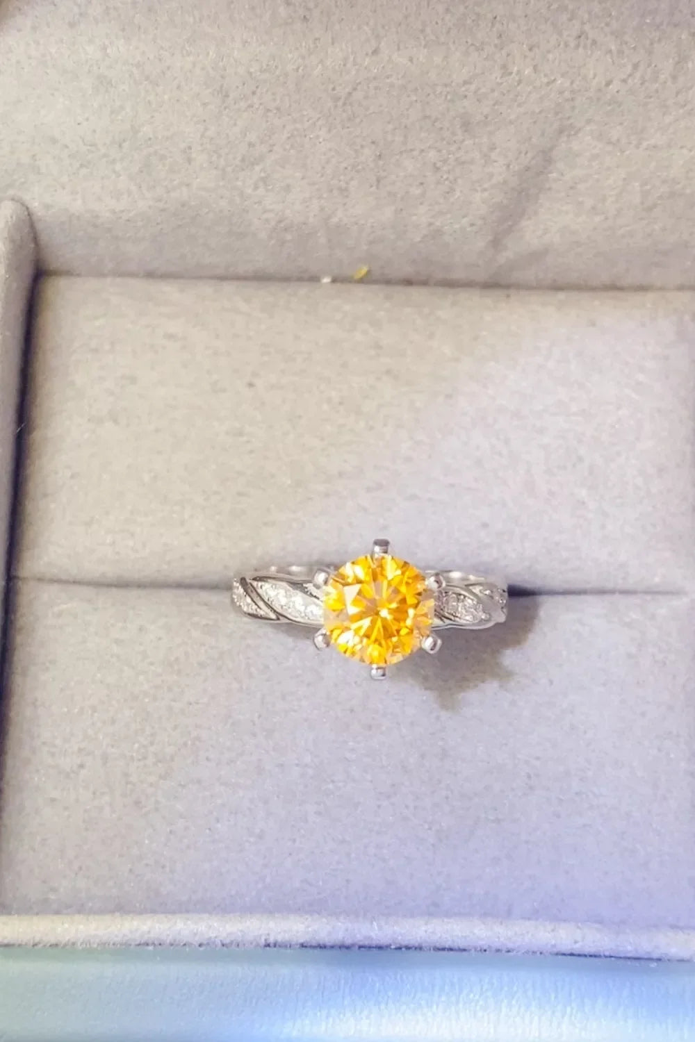Elegant 2 Carat Moissanite Ring Giulia - Classic Glow Women's Ring Velanci