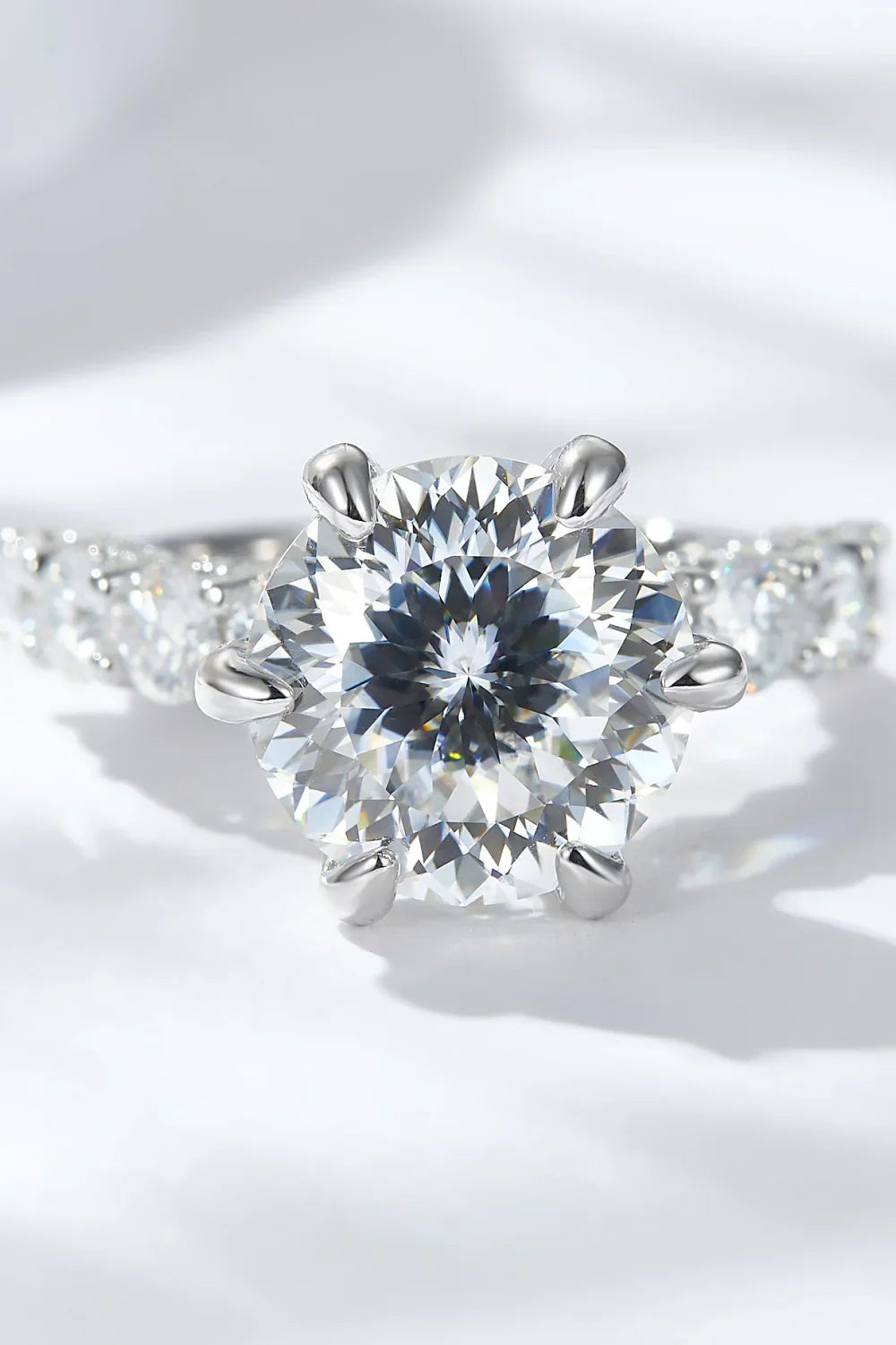 Minimalist Ring Isabella - 5ct Moissanite Halo Sparkle Women's Ring Velanci
